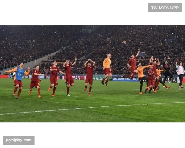 罗马奥林匹克球场南看台展示巨型Tifo致敬队长佩莱格里尼